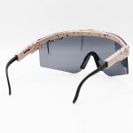عکس از عینک ورزشی برند Pit-Viper با فریم کرمی رنگ، لنز دودی تیره و دارای UV400 مدل 49282-C23