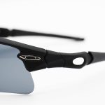 عکس از عینک ورزشی اوکلی OAKLEY نیم فریم، رنگ مشکی مات با عدسی دودی تیره مدل 9164