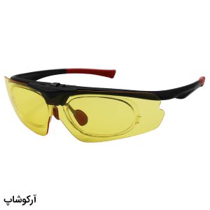 عکس از عینک ورزشی اوکلی با فریم و دسته مشکی رنگ، لنز زرد رنگ و طرح لنز بالارونده مدل BL5809