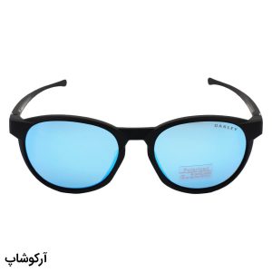 عکس از عینک آفتابی اوکلی با فریم گرد، رنگ مشکی مات و لنز جیوه‌ای آبی و پلاریزه مدل 25676