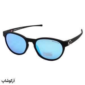 عکس از عینک آفتابی اوکلی با فریم گرد، رنگ مشکی مات و لنز جیوه‌ای آبی و پلاریزه مدل 25676
