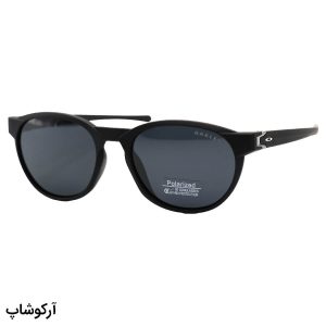 عکس از عینک آفتابی OAKLEY با فریم گرد، رنگ مشکی مات و لنز دودی تیره و پلاریزه مدل 25676
