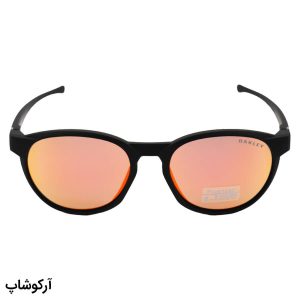 عکس از عینک آفتابی اوکلی با فریم گرد، رنگ مشکی مات و لنز جیوه‌ای قرمز و پلاریزه مدل 25676