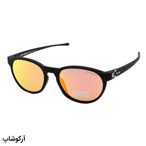 عکس از عینک آفتابی اوکلی با فریم گرد، رنگ مشکی مات و لنز جیوه‌ای قرمز و پلاریزه مدل 25676