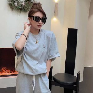 عکس از عینک آفتابی ysl با فریم اور سایز و دسته پهن مدل 23015 بر روی صورت