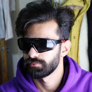 عینک ورزشی برند OAKLEY مدل 9330 بر روی صورت محمدحیسن ابراهیم زاده