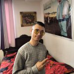 عکس از عینک میباخ با فریم خلبانی مدل 88034 بر روی صورت عابد شکوری - خواننده محبوب