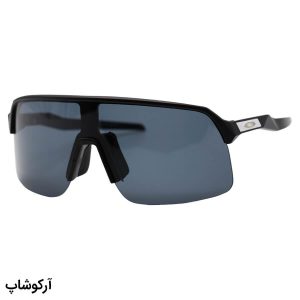 عکس از عینک ورزشی OAKLEY با فریم رنگ مشکی مات، بیس دار و نیم فریم و لنز دودی تیره مدل 009463