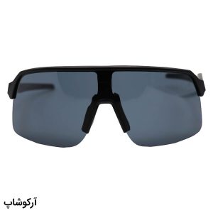 عکس از عینک ورزشی OAKLEY با فریم رنگ مشکی مات، بیس دار و نیم فریم و لنز دودی تیره مدل 009463