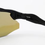 عکس از عینک ورزشی OAKLEY با فریم مشکی رنگ، 5 کاور لنز قابل تعویض و تجهیزات کامل مدل OO9442-0338