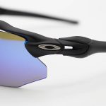 عکس از عینک ورزشی OAKLEY با فریم مشکی رنگ، 5 کاور لنز قابل تعویض و تجهیزات کامل مدل OO9442-0338