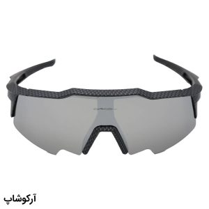 عکس از عینک ورزشی OAKLEY با فریم و دسته رنگ مشکی شطرنجی، لنز آینه‌ای و نقره‌ای مدل BL5805