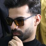 عکس از عینک شب OGA MOREL با فریم مشکی مات، مستطیلی شکل، دسته فنری و لنز زرد رنگ مدل 78013 بر روی صورت محمدحسین ابراهیم زاده
