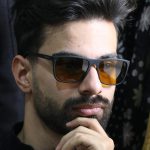 عکس از عینک شب OGA MOREL با فریم مشکی مات، مستطیلی شکل، دسته فنری و لنز زرد رنگ مدل 78013 بر روی صورت محمدحسین ابراهیم زاده