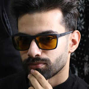 عکس از عینک دید در شب اوگا مورل با فریم مشکی مات، مستطیلی شکل، دسته فنری و لنز زرد رنگ مدل 78051 بر روی صورت محمدحسین ابراهیم زاده