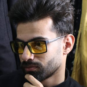 عکس از عینک شب دیزل با فریم مستطیلی، مشکی مات، دسته چوبی، رنگ قهوه‌ای و لنز پلاریزه و زرد رنگ مدل P5313 بر روی صورت محمدحسین ابراهیم زاده