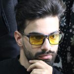 عکس از عینک شب Diesel با فریم مشکی مات، مستطیلی، دسته چوبی، رنگ قهوه‌ای و لنز پلاریزه و زرد رنگ مدل P5320 بر روی صورت محمدحسین ابراهیم زاده