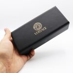 عکس از کیف عینک ورساچه VERSACE با شکل مستطیلی، مشکی رنگ و درب آهنربایی مدل 992815