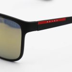 عکس از عینک آفتابی PRADA با فریم رنگ مشکی مات، مربعی شکل و عدسی آینهای و رنگ طلایی مدل 8084