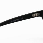 عکس از عینک آفتابی PRADA با فریم رنگ مشکی مات، مربعی شکل و عدسی آینهای و رنگ طلایی مدل 8084