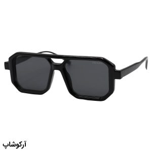 عکس از عینک آفتابی برند Prada با فریم مربعی شکل، رنگ مشکی براق و لنز دودی تیره مدل ZN3903