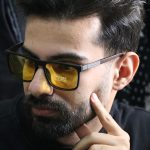 عکس از عینک شب دیزل با فریم مربعی، مشکی مات، دسته چوبی، رنگ قهوه‌ای و لنز پلاریزه و زرد رنگ مدل P5303 بر روی صورت محمدحسین ابراهیم زاده