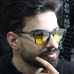 عکس از عینک شب دیزل با فریم مربعی، مشکی مات، دسته چوبی، رنگ قهوه‌ای و لنز پلاریزه و زرد رنگ مدل P5303 بر روی صورت محمدحسین ابراهیم زاده