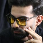 عکس از عینک شب Diesel با فریم مربعی، مشکی مات، دسته چوبی، رنگ قهوه‌ای و لنز پلاریزه و زرد رنگ مدل P5306 بر روی صورت محمدحسین ابراهیم زاده