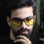 عکس از عینک شب Diesel با فریم مربعی، مشکی مات، دسته چوبی، رنگ قهوه‌ای و لنز پلاریزه و زرد رنگ مدل P5306 بر روی صورت محمدحسین ابراهیم زاده