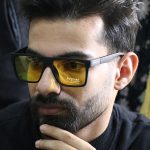عکس از عینک شب DIESEL با فریم مربعی، مشکی مات، دسته چوبی، رنگ قهوه‌ای و لنز پلاریزه و زرد رنگ مدل P5314 بر روی صورت محمدحسین ابراهیم زاده