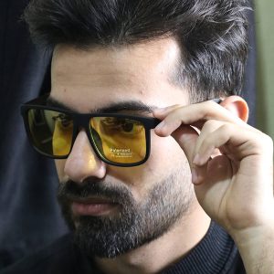 عکس از عینک شب DIESEL با فریم مربعی، مشکی مات، دسته چوبی، رنگ قهوه‌ای و لنز پلاریزه و زرد رنگ مدل P5316 بر روی صورت محمدحسین ابراهیم زاده