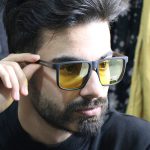 عکس از عینک شب DIESEL با فریم مربعی، مشکی مات، دسته چوبی، رنگ قهوه‌ای و لنز پلاریزه و زرد رنگ مدل P5316 بر روی صورت محمدحسین ابراهیم زاده