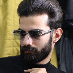 عکس از عینک آفتابی کارتیه با فریم مستطیلی، دسته چوبی، طرح یوزپلنگ مدل OW3042 بر روی صورت محمدحسین ابراهیم زاده