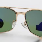 عکس از عینک آفتابی Ray-Ban با فریم طلایی مات، شکل خلبانی و لنز سبز تیره و از جنس شیشه مدل RB3317