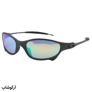 عکس از عینک آفتابی اوکلی با فریم نوک مدادی مات، بیس دار، شکل بیضی و لنز جیوه‌ای و چند رنگ مدل W2236