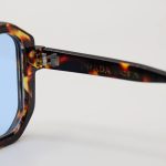 عکس از عینک دید در شب PRADA با فریم مربعی شکل، رنگ هاوانا براق و لنز آبی رنگ مدل ZN3903