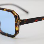 عکس از عینک دید در شب PRADA با فریم مربعی شکل، رنگ هاوانا براق و لنز آبی رنگ مدل ZN3903
