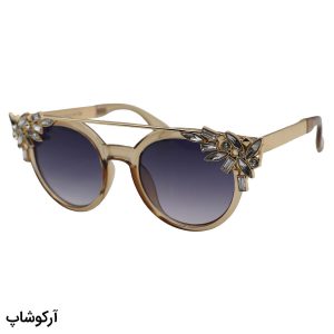 عکس از عینک آفتابی زنانه Swarovski با فریم گرد، رنگ عسلی، نگین دار، دسته طلایی و لنز دودی هایلایت مدل 6697