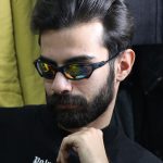عکس از عینک آفتابی اوکلی با فریم بیس دار، شکل بیضی و لنز یووی 400 مدل W2236 بر روی صورت محمدحسین ابراهیم زاده