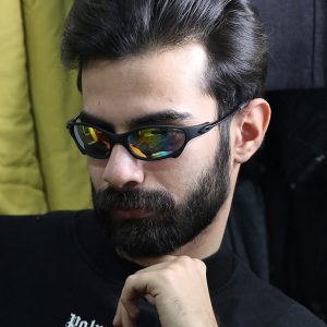 عکس از عینک آفتابی اوکلی با فریم بیس دار، شکل بیضی و لنز یووی 400 مدل w2236 بر روی صورت محمدحسین ابراهیم زاده