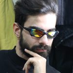 عکس از عینک آفتابی اوکلی با فریم بیس دار، شکل بیضی و لنز یووی 400 مدل W2236 بر روی صورت محمدحسین ابراهیم زاده