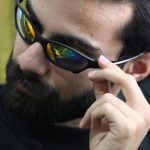 عکس از عینک آفتابی اوکلی با فریم بیس دار، شکل بیضی و لنز یووی 400 مدل W2236 بر روی صورت محمدحسین ابراهیم زاده