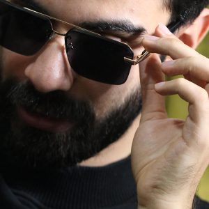 عکس از عینک آفتابی پرادا، با فریم مخفی، مستطیلی شکل مدل WH4054 بر روی صورت محمدحسین ابراهیم زاده
