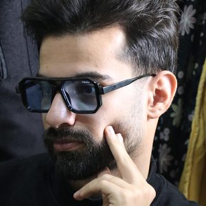 عکس از عینک پرادا با فریم مربعی شکل مدل ZN3903 بر روی صورت محمدحسین ابراهیم زاده