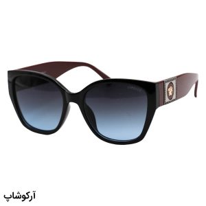 عکس از عینک آفتابی زنانه Versace با فریم مشکی رنگ، شکل چشم گربه‌ای و لنز دودی تیره مدل 8817
