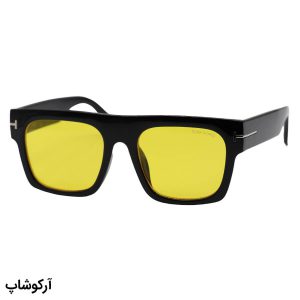 عکس از عینک دید در شب تام فورد با فریم مربعی شکل، رنگ مشکی براق و لنز زرد رنگ مدل E5083