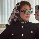 عکس از عینک آفتابی ورساچه با فریم شکل چند ضلعی و لنز تیره مدل 22206 بر روی صورت