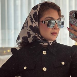 عکس از عینک آفتابی ورساچه با فریم شکل چند ضلعی و لنز تیره مدل 22206 بر روی صورت