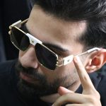 عکس از عینک آفتابی ورساچه با فریم شکل چند ضلعی و لنز تیره مدل 22206 بر روی صورت محمدحسین ابراهیم زاده