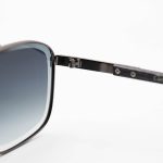 عکس از عینک آفتابی Cartier با فریم شکل هندسی، رنگ نوک مدادی، دسته چوبی و لنز دودی سایه روشن مدل 2524